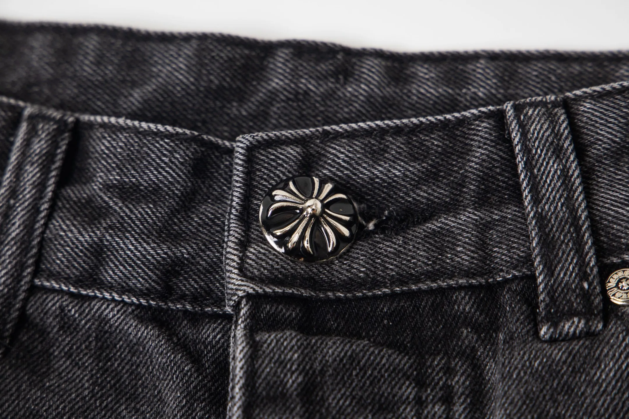 P290 Chrome Hearts Chrome Hearts Black Pinduo Black Leather Big Devil Cow King Jeans CH jeans need to be washed before being dismantled and hand-stitched with sheepskin cross leather and then spliced to complete. The whole piece has too much craftsmanship to describe. About Chrome Hearts This is an extremely luxurious fashion brand that can also be called the nobility of the high street. It has always been an exclusive brand for some hipsters or the second generation of rich people. Compared with ordinary high streets, it is more luxurious and noble. Compared with luxury brands, it has a more fashionable personality. It has always been a brand that I have a special liking for. Style number: 1769# Color: black Size: 28 30 32 34 36